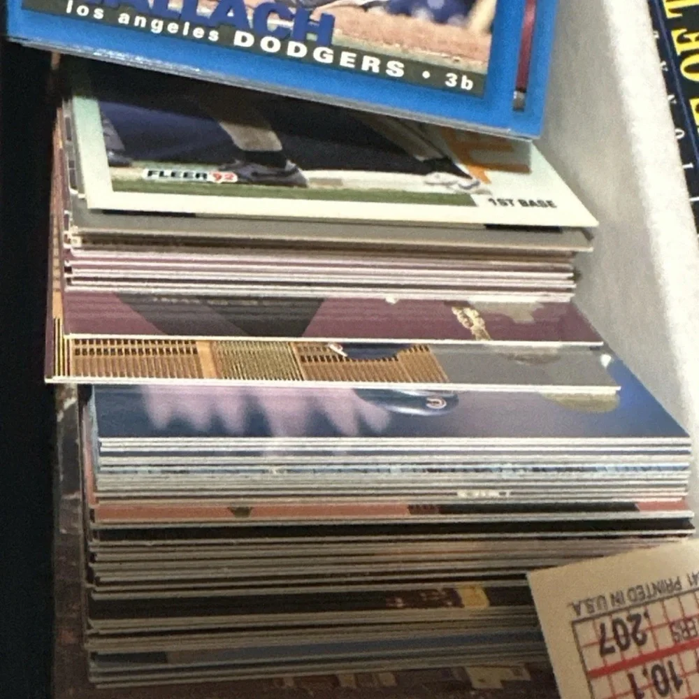 Assorted Baseball Trading Cards Collection - Picture 3 of 4